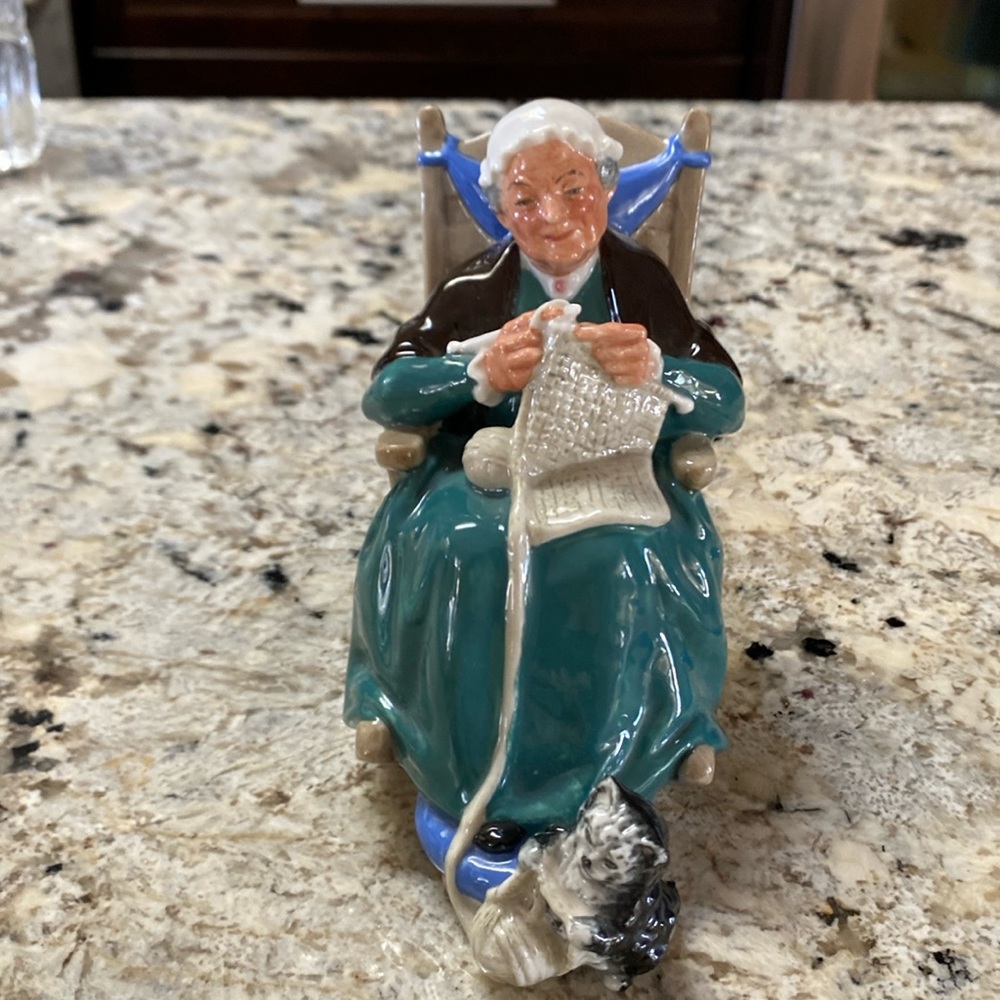 Royal Doulton England HN2256 Twilight Figurine, Woman knitting with Cat